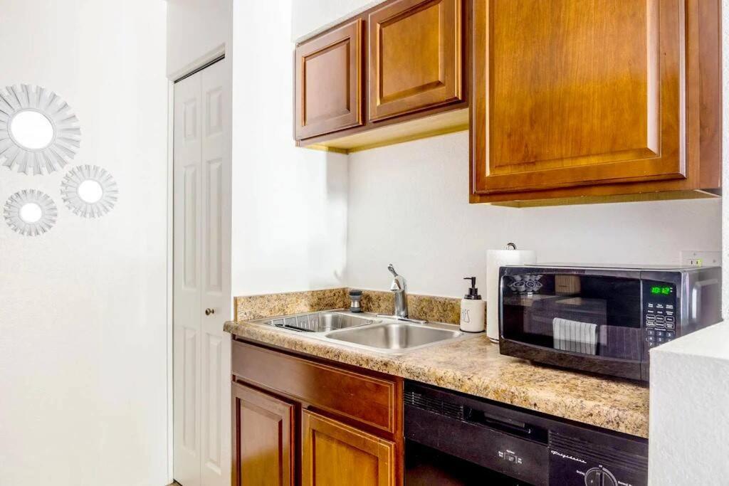 Apartment Bright & Cozy 1bd Near Uofa, Umc W Pool, Parking - Summer Rates!