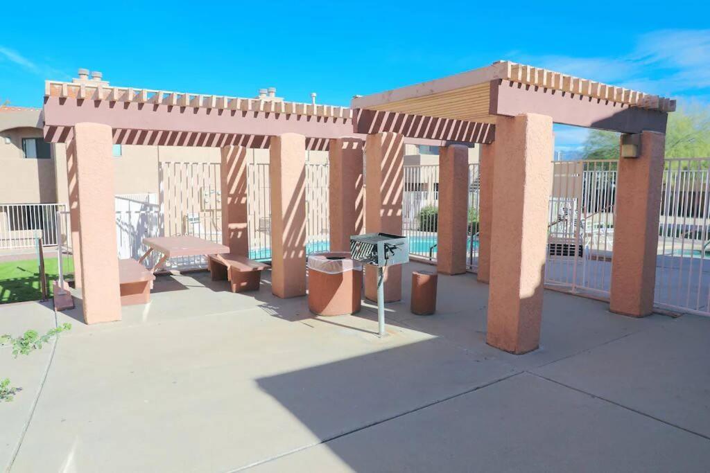 Bright & Cozy 1bd Near Uofa, Umc W Pool, Parking - Summer Rates! Apartment *